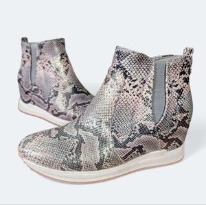 Baretraps Jaci Pastel Metallic Snakeskin Ankle Boots Hidden Wedge Size 7.5